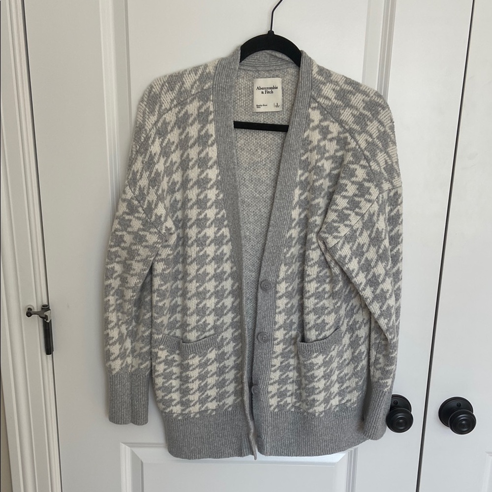 Abercrombie and Fitch Gray and White Houndstooth Cardigan